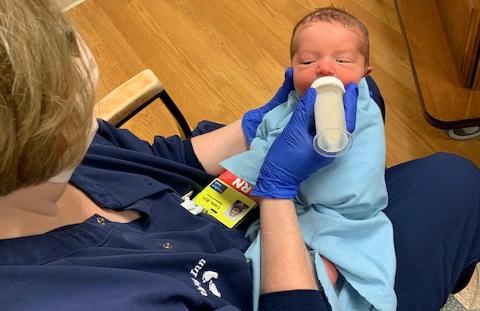 Nurse_feeding_baby.jpg.594x385_q75_crop_focal_area-240,320,480,640_size_canvas_zoom-100